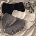Conjunto de 3 peças – Lingerie feminina confortável e sexy
Descubra o equilíbrio perfeito entre conforto e estilo com este conjunto de 3 peças, que inclui uma calcinha esportiva de algodão macio, um shortinho de cintur