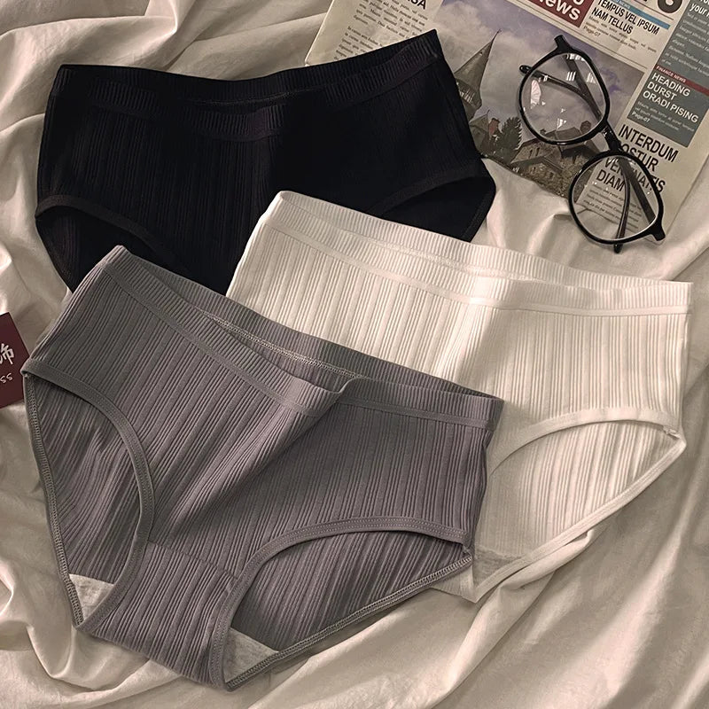 Conjunto de 3 peças – Lingerie feminina confortável e sexy
Descubra o equilíbrio perfeito entre conforto e estilo com este conjunto de 3 peças, que inclui uma calcinha esportiva de algodão macio, um shortinho de cintur