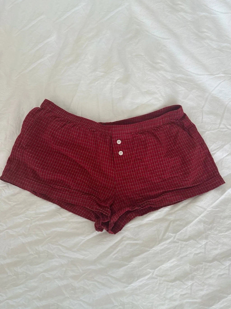 Conjunto Feminino de Verão – Camisola com Manga Bufante + Calções Xadrez Vermelhos
Destaque-se neste verão com este conjunto doce e encantador de 2 peças, perfeito para dias quentes, passeios e momentos descontraídos