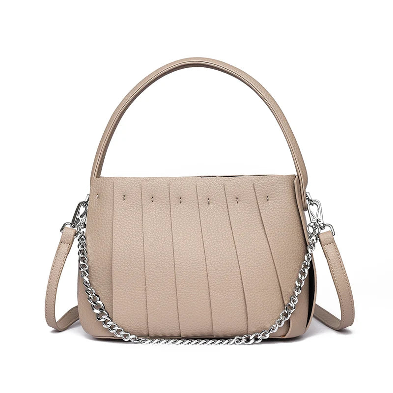 Bolsa de Ombro Pregueada – Estilo Elegante e Compacto
Descubra a elegância prática da nossa Bolsa de Ombro Pregueada Original, ideal para mulheres modernas que valorizam estilo e funcionalidade no dia a dia.
Perfeita como