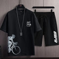 Conjunto Casual Masculino 2 Peças – Camiseta Manga Curta em Seda de Gelo com Estampa Gradient + Shorts Esportivo de Verão

Desfrute do máximo conforto e estilo neste verão com o nosso conjunto masculino casual. A camise