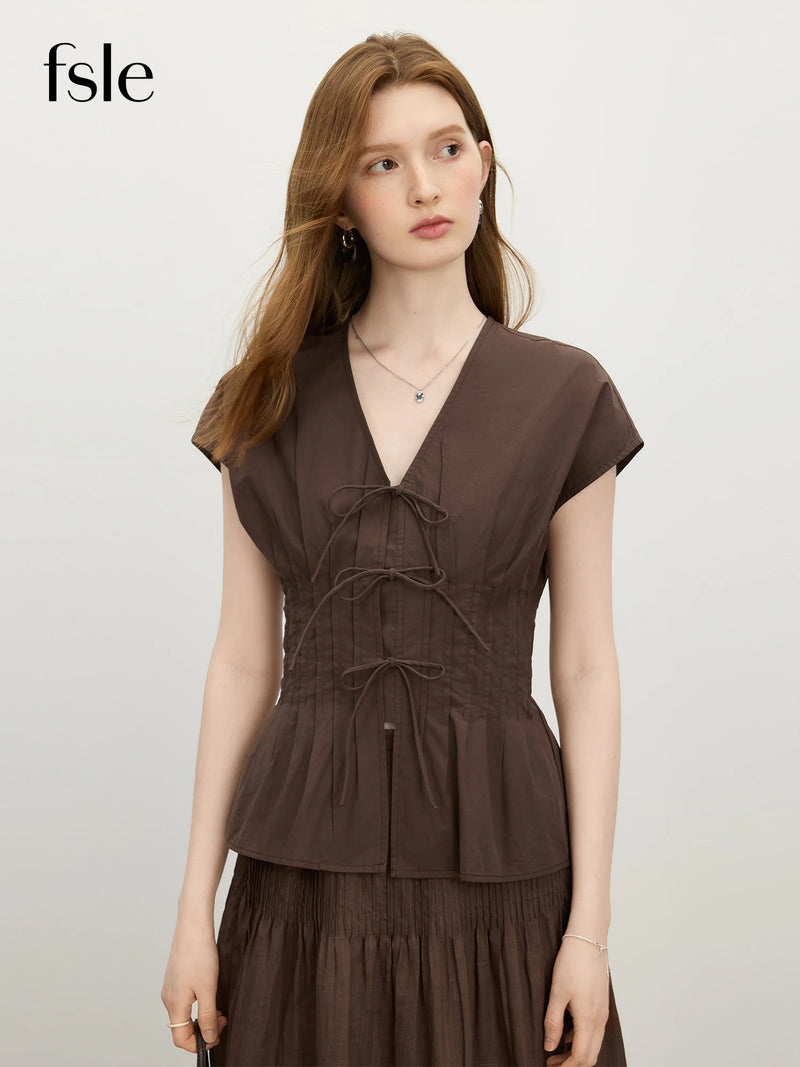 Blusa Feminina FSLE com Laço Sofisticado e Decote em V – Verão 2025
Modelo: 25FS12737

Descubra o charme da elegância moderna com esta blusa feminina da FSLE, ideal para ocasiões especiais e visuais requintados. Com um