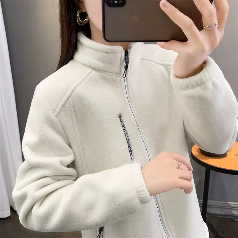 Casaco Polar Feminino Plus Size – Quente, Confortável e Estiloso para o Outono e Inverno
Enfrente os dias frios com estilo e conforto! Este casaco de fleece polar é a escolha ideal para mulheres que valorizam aquecimento,