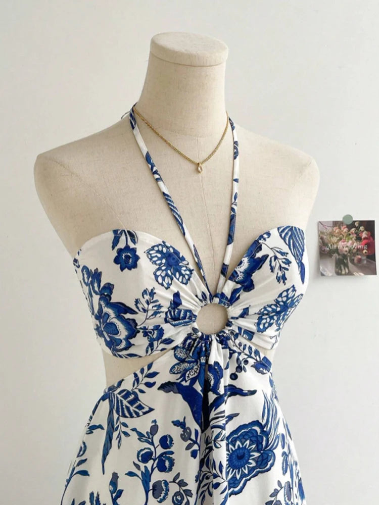 Vestidos longos de linho para mulher, com alças finas e design patchwork em preto e branco. Confeccionados em tecido plissado leve, são soltos e fluidos, proporcionando conforto e estilo. O contraste sofisticado das cores r