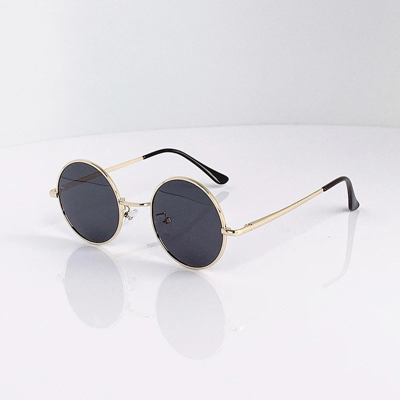 Óculos de Sol Redondos Retro Vintage – Lentes Polarizadas UV400
Design intemporal e cheio de estilo! Estes óculos de sol com armação metálica leve combinam o charme retro com a proteção moderna. Ideais para homens e