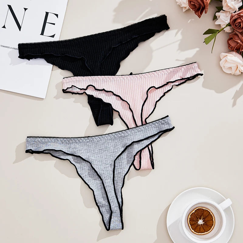 Conjunto 3 Tangas Femininas – Cintura Baixa | Algodão Confortável
Descubra o equilíbrio perfeito entre conforto e sensualidade com este conjunto de 3 tangas femininas em algodão.
Com design de cintura baixa, ajuste perf