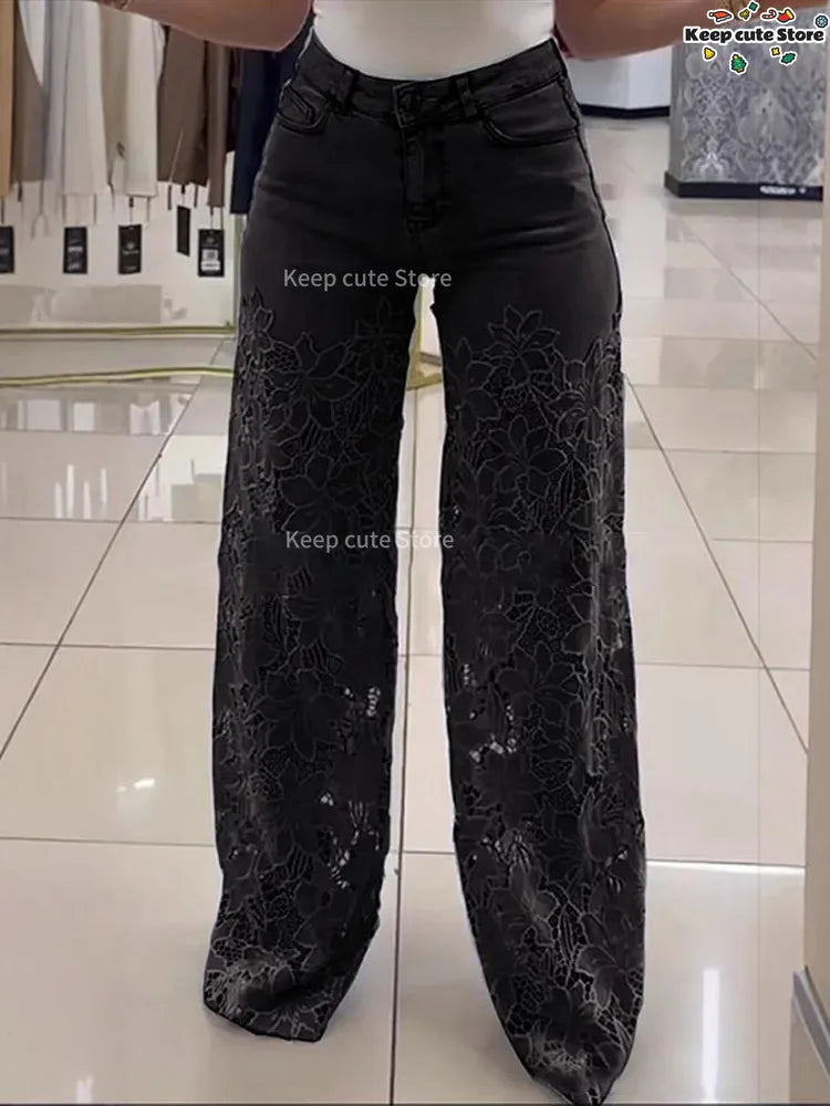 Calças Jeans Femininas Baggy com Detalhe em Crochê Floral – Tendência Verão 2025 | Estilo Y2K
Destaque-se com estas calças jeans baggy femininas com recortes em forma de flor e detalhes em crochê artesanal. Um modelo
