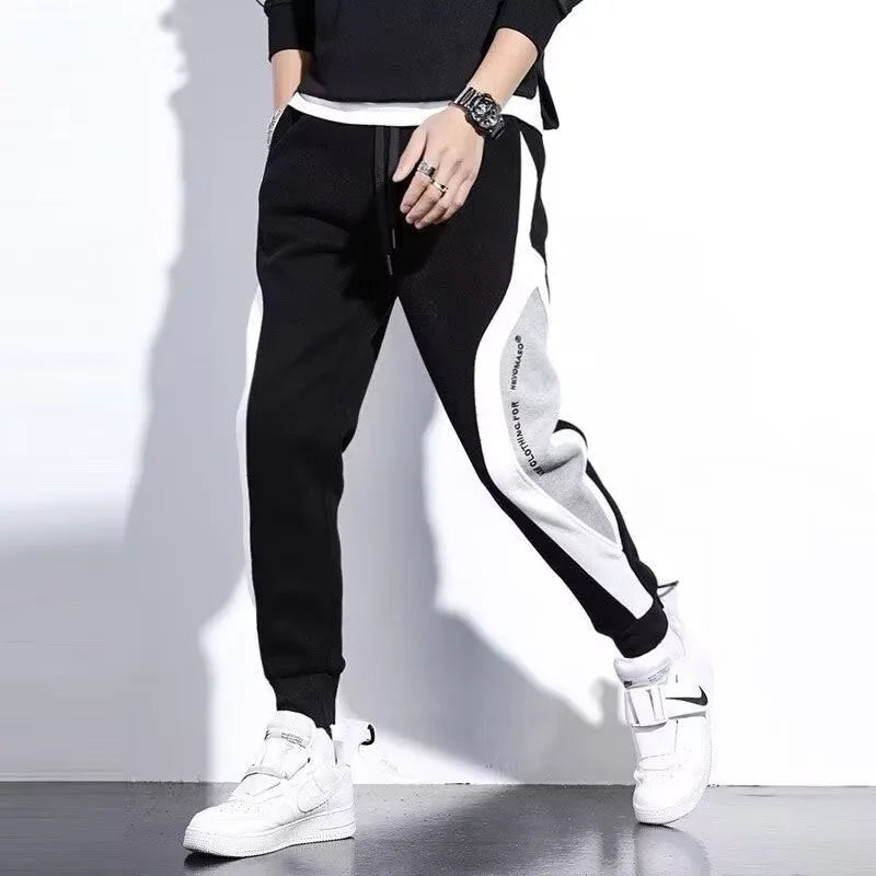 Leva o teu visual ao próximo nível com estas calças jogger masculinas pretas, inspiradas no estilo hip hop urbano. Confortáveis, estilosas e versáteis, são ideais tanto para o dia a dia como para momentos de lazer.