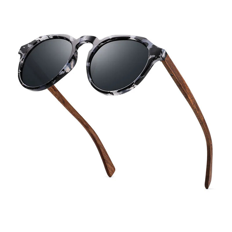 Óculos de Sol Oi Wood – Estilo Natural e Sofisticação
Destaque-se com os elegantes Óculos de Sol de Madeira Oi Wood, ideais para mulheres e homens que valorizam o estilo sustentável com um toque sofisticado.
Fabricados