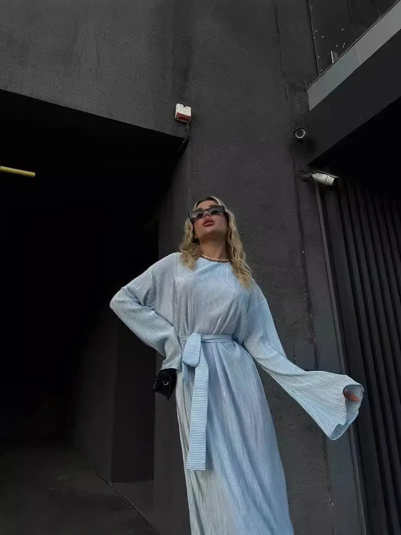Venda quente de vestidos transfronteiriços inspirados nas tendências europeias e americanas. Modelos elegantes com mangas compridas, detalhes em pregas delicadas e saias longas adornadas com laços sofisticados, perfeitos p