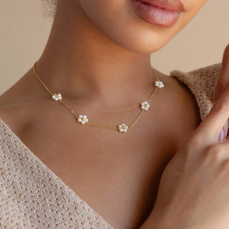 Colar Elegante com Flor de Cinco Pétalas em Aço Inoxidável – Acessório Feminino para Ocasiões Especiais
Destaque o seu estilo com este delicado colar com pendente de flor de cinco pétalas, fabricado em aço inoxidáve