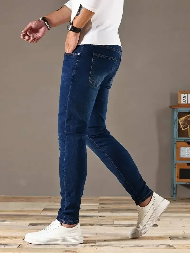 Jeans Slim Fit Masculino Clássico – Skinny Casual para Primavera 2025

Descubra o jeans perfeito para elevar o seu estilo nesta primavera! Este jeans skinny slim fit combina conforto e um corte moderno, ideal para um visua