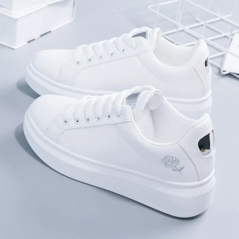Tênis Casuais Femininos 2023 – Estilo, Conforto e Versatilidade para Primavera e Outono
Descubra o equilíbrio perfeito entre moda e funcionalidade com estes ténis brancos, leves e respiráveis. Com detalhes bordados em f