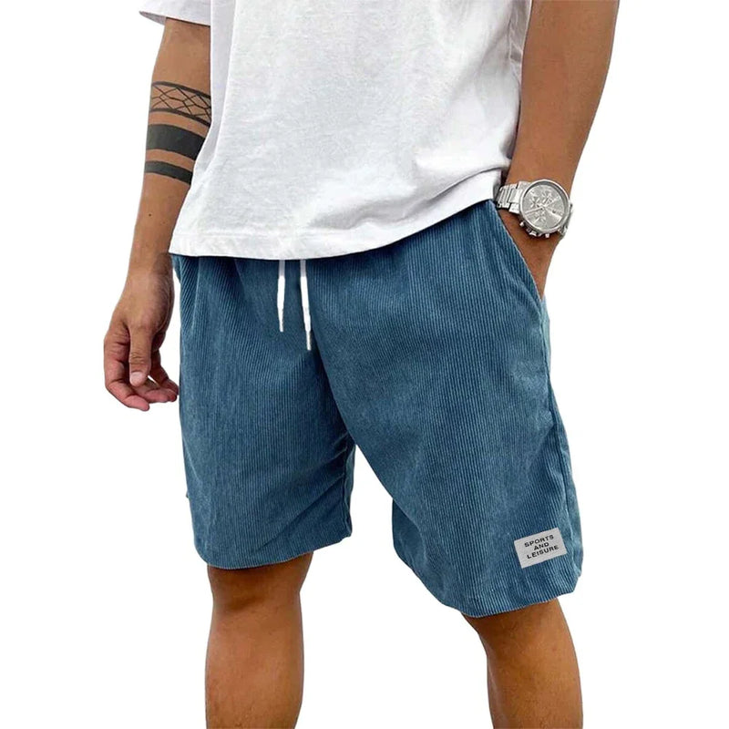 Calções Masculinos em Corduroy Leve – Estilo Casual & Streetwear
Calções versáteis e confortáveis, ideais para quem valoriza estilo e praticidade no dia a dia. Confeccionados em tecido de corduroy leve e respirável,