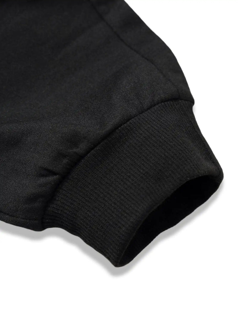 Descubra as novas calças desportivas para homem – a fusão perfeita entre estilo urbano, conforto no dia a dia e um toque de tendência retro. Ideais para o outono e a primavera, estas calças largas e casuais são perfeit