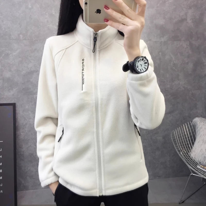 Casaco Polar Feminino Plus Size – Quente, Confortável e Estiloso para o Outono e Inverno
Enfrente os dias frios com estilo e conforto! Este casaco de fleece polar é a escolha ideal para mulheres que valorizam aquecimento,