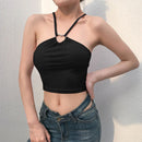 Blusa sem mangas, justa e com design moderno, perfeita para destacar a silhueta. Possui alças cruzadas ultra curtas e um estilo ousado e sensual, com acabamento levemente dessaturado que traz um toque urbano e sofisticado à