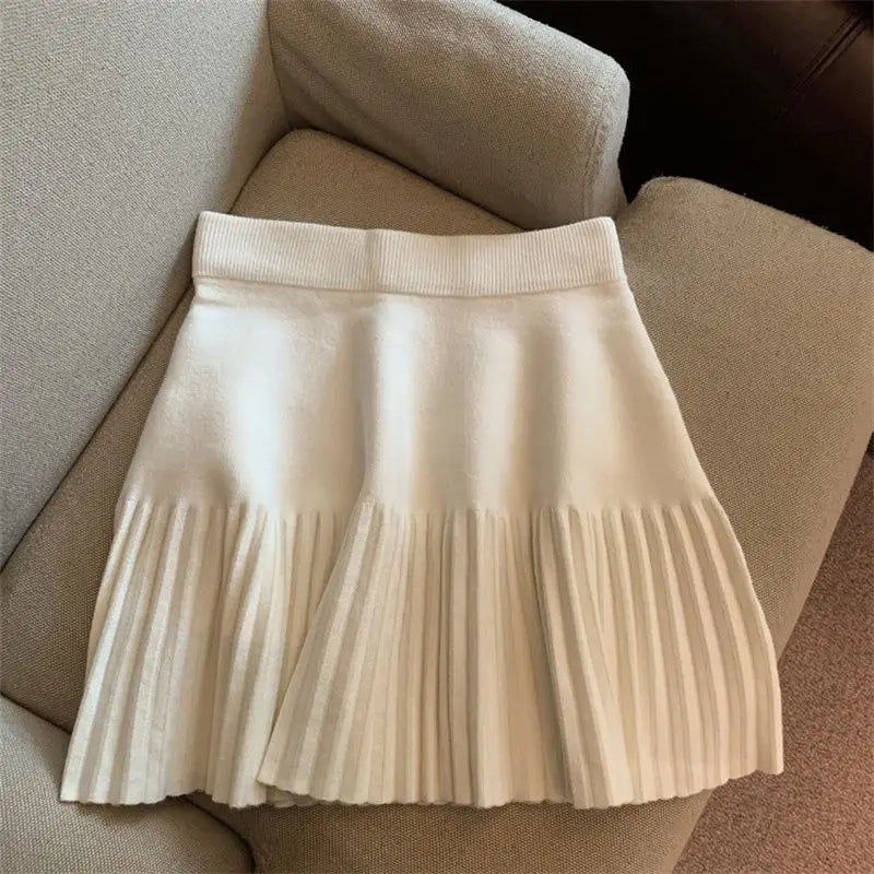 Mini Saia Plissada Coreana – Estilo Casual e Feminino
Dá um toque doce e moderno ao teu look com esta mini saia plissada estilo coreano, perfeita para um visual casual, jovial e cheio de personalidade.
Feita em tecido tric