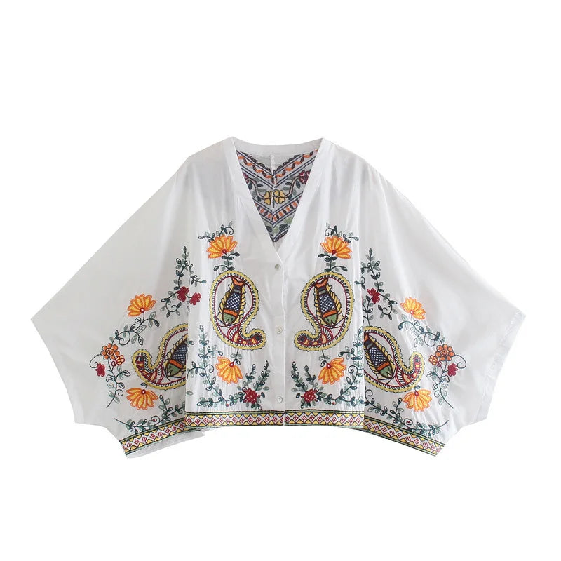 Descubra este conjunto exclusivo com design inspirado nas tendências europeias e americanas. Composto por uma camisola de decote em V solta e confortável, combinada com uma saia de corte reto e bordado artesanal, é perfeit