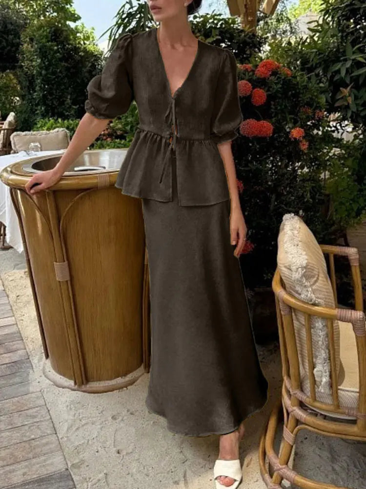 Conjunto Elegante com Maxi Saia e Blusa em Renda – Feminino
Descubra o equilíbrio perfeito entre sofisticação e conforto com este conjunto feminino deslumbrante.
Inclui uma blusa de manga curta com decote em V, detalhes