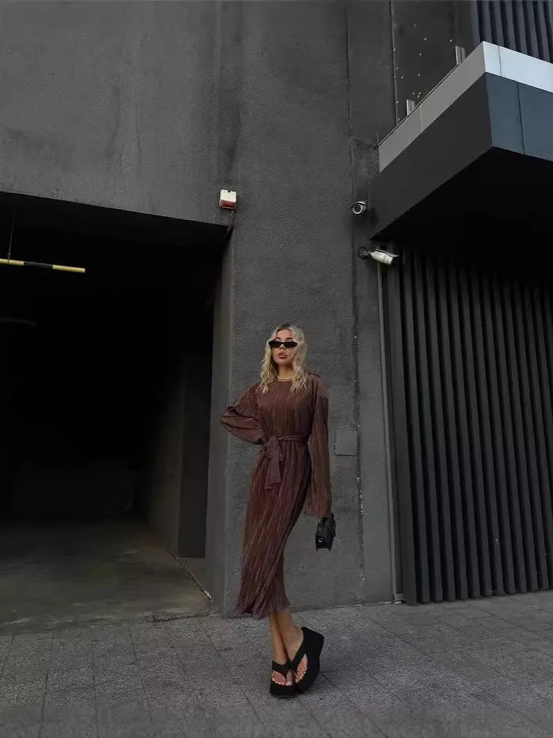 Venda quente de vestidos transfronteiriços inspirados nas tendências europeias e americanas. Modelos elegantes com mangas compridas, detalhes em pregas delicadas e saias longas adornadas com laços sofisticados, perfeitos p