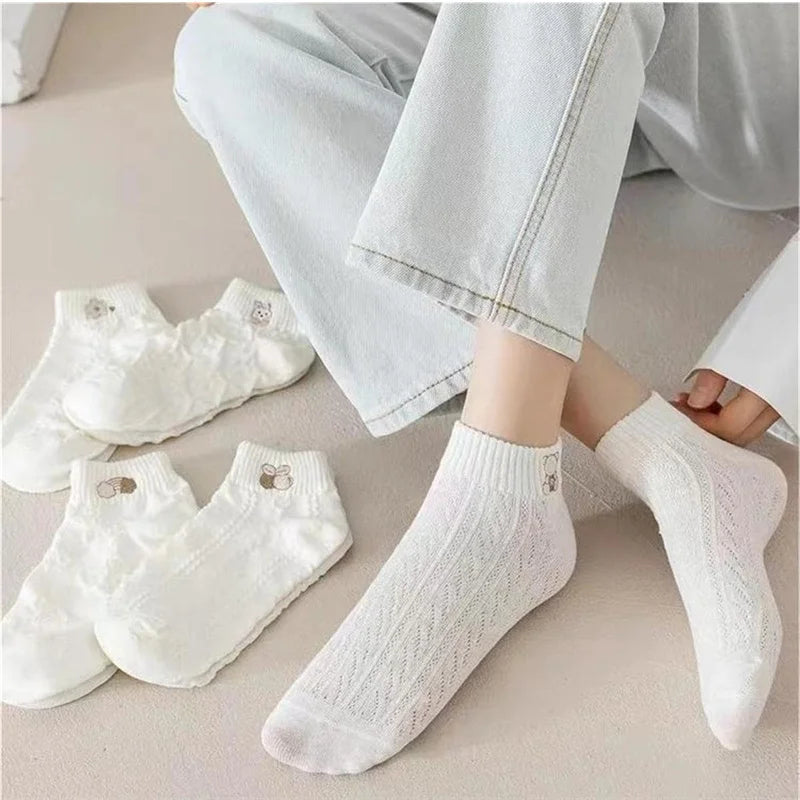 Pack de 5 Meias Curtas Femininas – Primavera/Verão | Estampas Divertidas de Urso, Coelho e Arco-Íris

Conforto e estilo para o teu dia a dia! Este conjunto de 5 pares de meias curtas traz estampas adoráveis que combinam