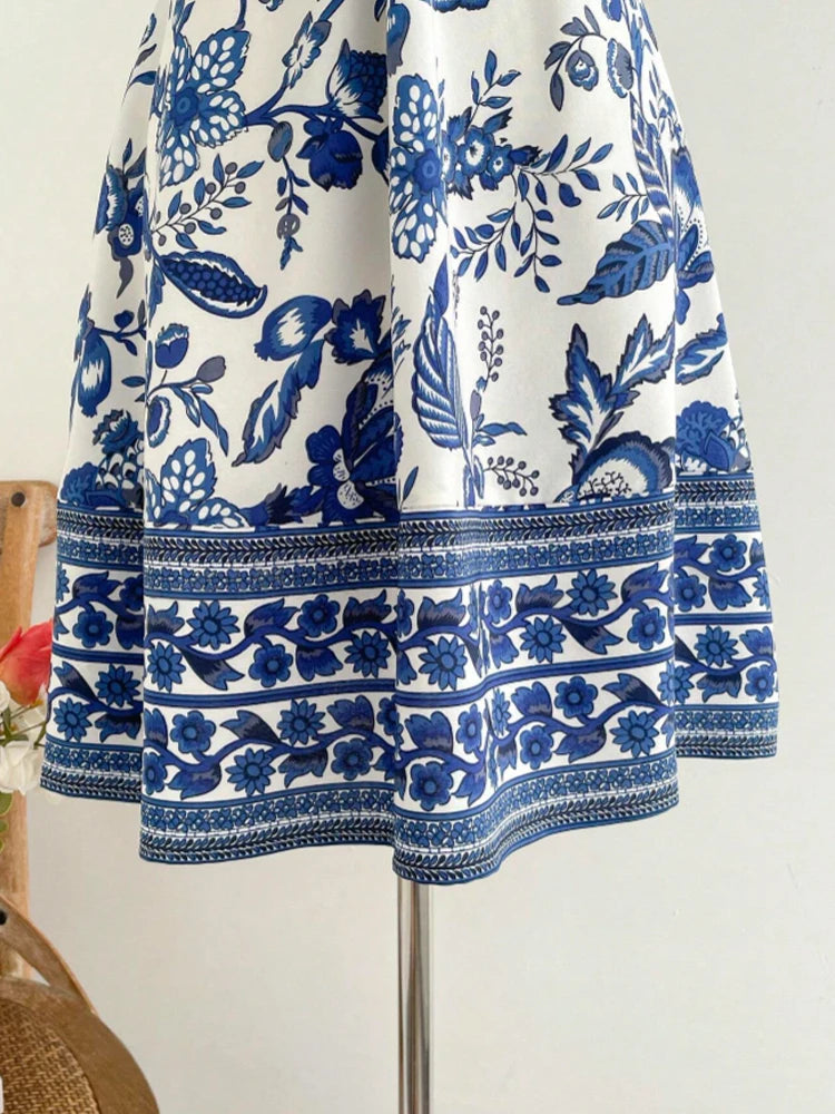 Vestidos longos de linho para mulher, com alças finas e design patchwork em preto e branco. Confeccionados em tecido plissado leve, são soltos e fluidos, proporcionando conforto e estilo. O contraste sofisticado das cores r