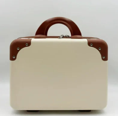 Descrição Melhorada:

Mala simples e elegante, perfeita para transportar os seus cosméticos com frescura e estilo. Compacta, mas com grande capacidade, ideal para usar como nécessaire ou mala de viagem. Um acessório na m