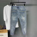 Calças Jeans Masculinas Slim Fit – Estilo Casual com Rasgos Modernos
Renova o teu visual com estas calças jeans masculinas slim fit, perfeitas para quem procura conforto e estilo no dia a dia. Com design rasgado e corte d