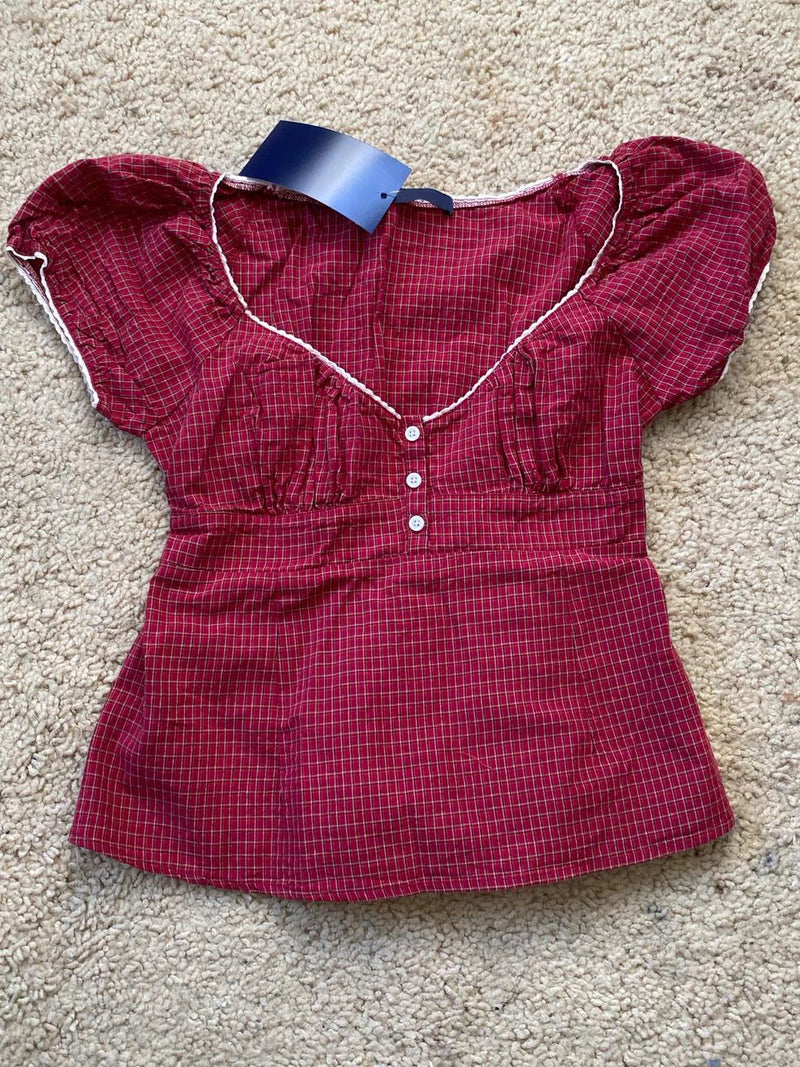 Conjunto Feminino de Verão – Camisola com Manga Bufante + Calções Xadrez Vermelhos
Destaque-se neste verão com este conjunto doce e encantador de 2 peças, perfeito para dias quentes, passeios e momentos descontraídos