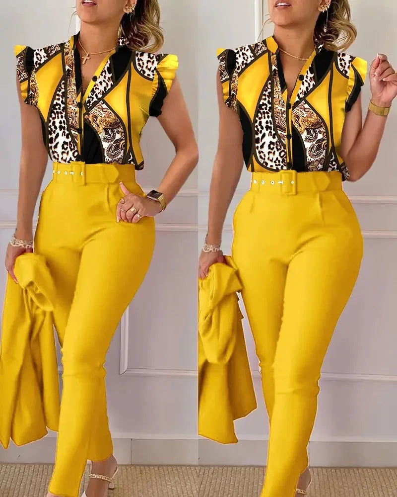 Conjunto Feminino Elegante 2 Peças – Verão Estampado com Decote em V e Calças com Cinto
Atualize o seu guarda-roupa com este conjunto feminino elegante e versátil, perfeito para os dias quentes de verão.
A parte superi