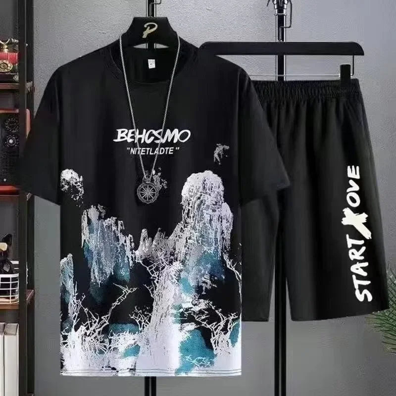 Destaque-se com este conjunto de verão 2 em 1 — composto por uma t-shirt com estampa estilo graffiti e calções leves e confortáveis, perfeitos para os dias mais quentes.