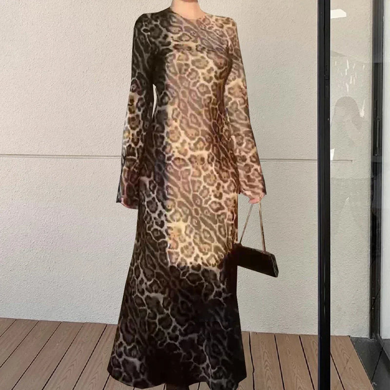 Vestidos longos elegantes 2025 — estilo vintage e sofisticado
Descubra o charme dos vestidos longos vintage com design simples e sofisticado. Com decote redondo delicado, mangas flare fluidas e um laço que realça a cintur