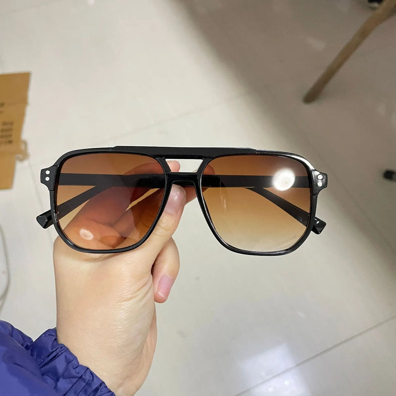 Óculos de Sol Vintage Unissexo – Design Quadrado, Estilo Premium
Destaque-se com estes óculos de sol vintage de grande dimensão, ideais para homens e mulheres que valorizam estilo e proteção. Com armação quadrada e a
