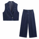 Conjunto Feminino em Denim Azul Escuro – Estilo Retrô & Streetwear
Destaque-se com este conjunto feminino 2 em 1 em jeans azul escuro com design retrô e toque moderno. O look combina um colete cropped com lapela e mangas