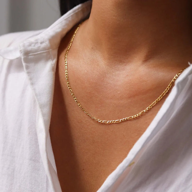 Colar em Aço Inoxidável Dourado 18K – Corrente Ajustável com Design Cruz, Cubana ou Ripple (5 unidades)
Eleve o estilo com este conjunto de colares premium em aço inoxidável, com revestimento PVD em dourado 18K, que ga