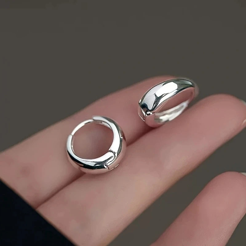 Par de Brincos de Argola Francesa em Aço Inoxidável – Elegância e Conforto no Seu Estilo
Descubra a combinação perfeita entre charme clássico e modernidade com este par de brincos de argola estilo francês, fabricados
