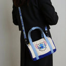 Bolsa de Ombro em Lona com Estilo Stitch — Feminina, Casual e Super Fofa!
Adiciona charme e praticidade ao teu look com esta bolsa de ombro em lona, inspirada no estilo kawaii do Stitch! Ideal para o dia a dia, esta peça c