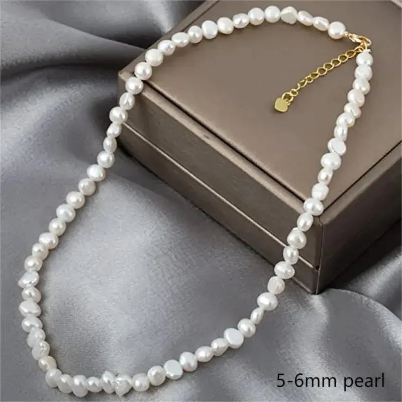 Colar Choker com Pérolas de Água Doce Barrocas Naturais – Elegância Autêntica
Descubra a beleza única do nosso colar tipo choker com pérolas de água doce barrocas reais. Com um design delicado e sofisticado, este col