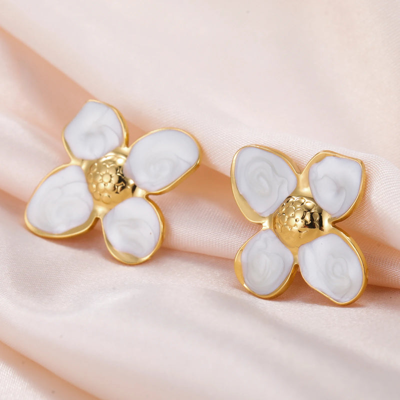 Cazador – Conjunto de 2 Brincos Florais em Aço Inoxidável
Descubra a delicadeza da tendência 2025 com este elegante conjunto de brincos em forma de flor. Fabricados em aço inoxidável de alta qualidade, são perfeitos