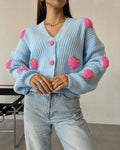 Cardigan Feminino “Doce de Morango” – Estilo Coreano, Casual e Confortável
Destaque-se com este encantador cardigan tricotado em 3D com detalhes de morangos, perfeito para quem adora um toque criativo e doce no visual.