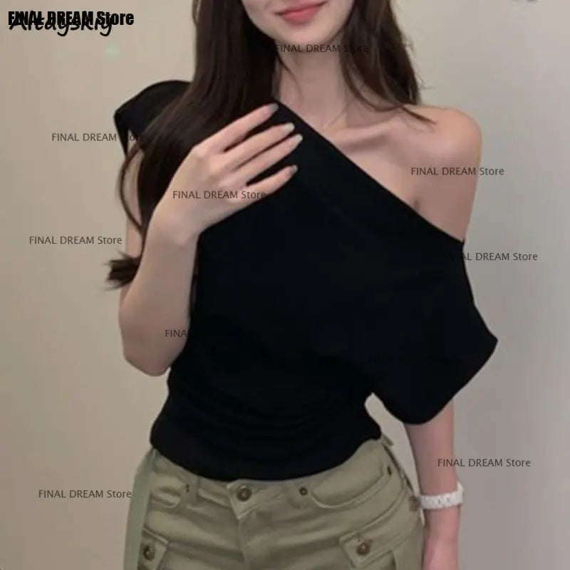 Camiseta Feminina Gola Assimétrica – Estilo Vintage e Toque Sexy para o Verão

Realça o teu visual com esta t-shirt de design único e elegante! Com gola assimétrica e ombro descoberto, é perfeita para quem adora um lo