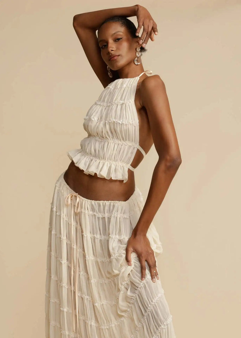 Conjunto Feminino Verão 2024 – Elegância & Estilo em 2 Peças
Descubra o charme do verão com este conjunto feminino exclusivo, composto por uma saia longa maxi plissada e um top com decote halter e costas nuas, realçado