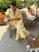 Conjunto Elegante com Maxi Saia e Blusa em Renda – Feminino
Descubra o equilíbrio perfeito entre sofisticação e conforto com este conjunto feminino deslumbrante.
Inclui uma blusa de manga curta com decote em V, detalhes