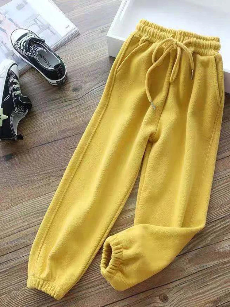 Leggings Térmicas de Inverno Femininas – Conforto e Calor em Qualquer Ocasião
Mantenha-se quente e elegante nos dias frios com estas leggings térmicas forradas a fleece. Feitas com tecido grosso e reforçado, proporciona