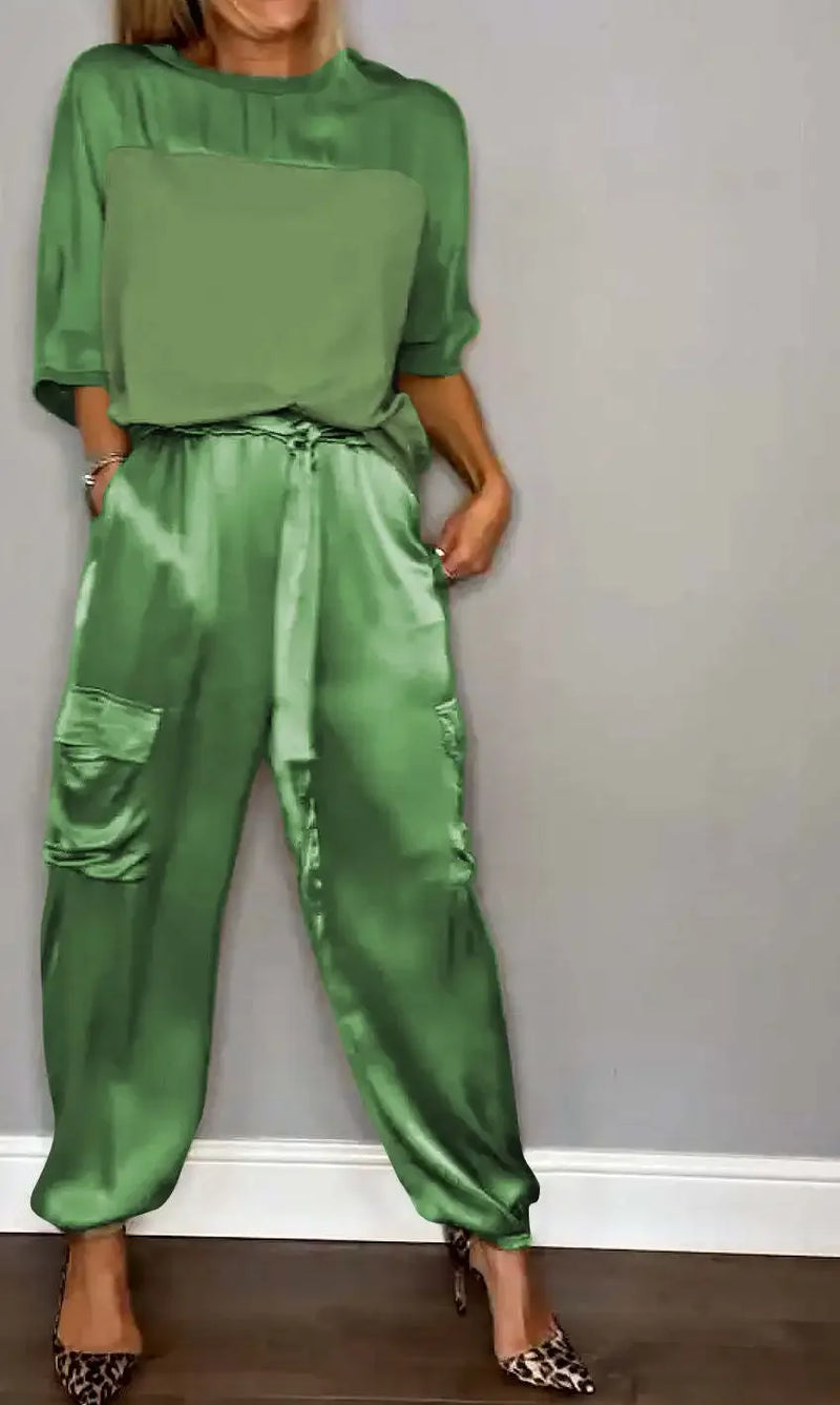 Conjunto Feminino Elegante – Verão 2024
Camisa de Seda com Calças Casuais | Estilo Chic & Conforto

Descubra o look perfeito para os dias quentes! Este conjunto feminino em duas peças combina o charme da camisa de seda l