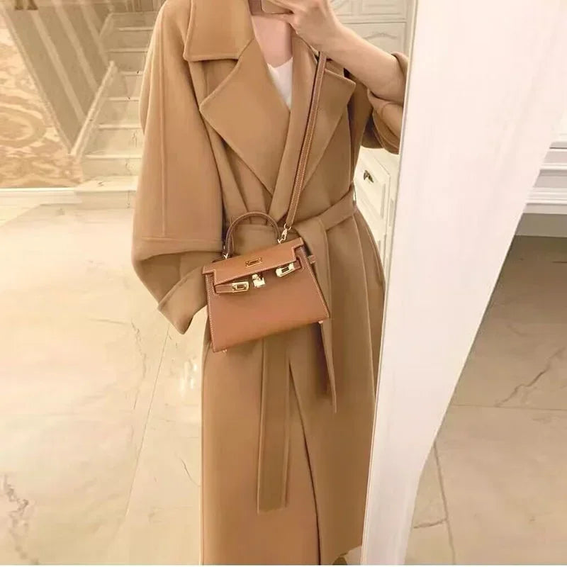 Jaqueta Feminina Dupla Face em Lã Fleece – Slim Fit, Estilo Coreano (Coleção 2025)
Adicione sofisticação e conforto ao seu visual com esta jaqueta feminina de comprimento médio, confeccionada em lã fleece macia e que