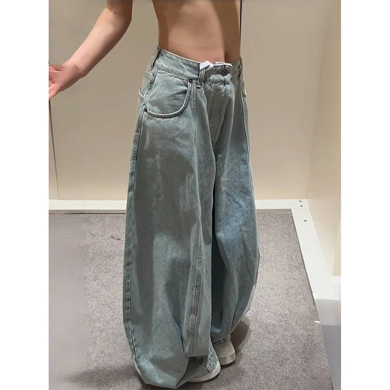 Calça Jeans Feminina Azul – Estilo Vintage Streetwear Y2K
Descobre o equilíbrio perfeito entre conforto e atitude com esta calça jeans de cintura alta, inspirada na moda Y2K e no universo hip-hop vintage. Com modelagem b